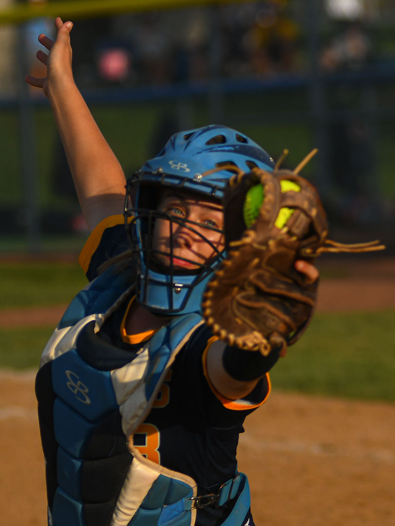 Jadyn Settles makes a catch during their third-place match